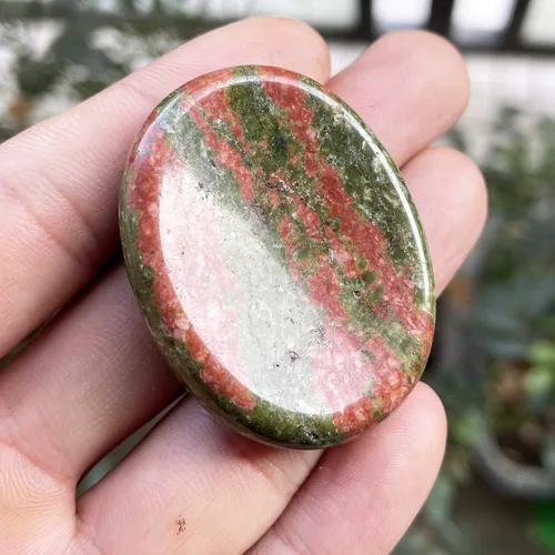 Vista 2 de Fekuar Piedra Natural de Cristal Unakita para el Pulgar, Piedra de Bolsillo Tallada a Mano para Alivio del Estrés y Meditación, en Forma Ovalada