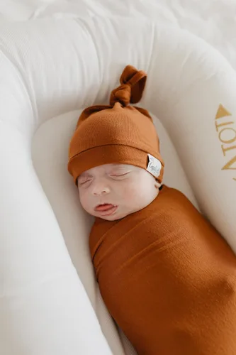 Vista 11 de Copper Pearl Gorro de bebé con nudo superior elástico suave Lennon