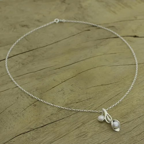 Vista 4 de NOVICA Collar artesanal de perlas hecho a mano de plata esterlina de la India joyería nupcial colgante blanco piedra natal floral 15.75 pulgadas