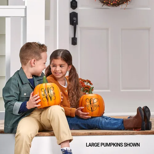 Vista 3 de Let's Make Memories - Calabaza personalizable con luz y apellido familiar e inicial para decoración otoñal de Halloween, para interiores y Naranja