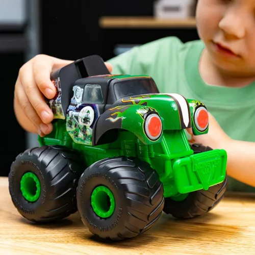 Vista 3 de Monster Jam™ Monstruction Build & Crash Grave Digger™ - Vehículo para construir de 8 pulgadas con 14 piezas y destornillador