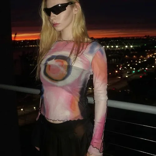 Vista 4 de Y2K Grunge Mesh Crop Tops Punk Graphic Blusa Mangas acampanadas Camiseta estética Goth Alt Clubwear Ropa Indie