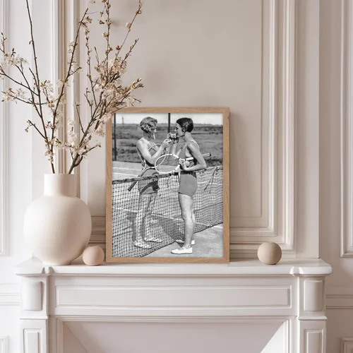 Vista 5 de Poster Master Póster Vintage Fotografiado - Impresión Deportiva Retro - Regalo para Artista, Amigo - Niñas Fumando, Cancha de Tenis, Pausa