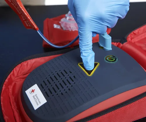 Vista 5 de American Red Cross AED Trainer con almohadillas adhesivas de gel para adultos y niños con estuche de transporte (individual) Dispositivo