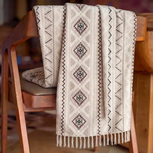 Vista 3 de CASAAGUSTO Manta Boho - Mantas Decorativas Beige y Gris con Borla, Manta Bohemia de Franela Estampada para Silla, Cama, Sofá, Sillón