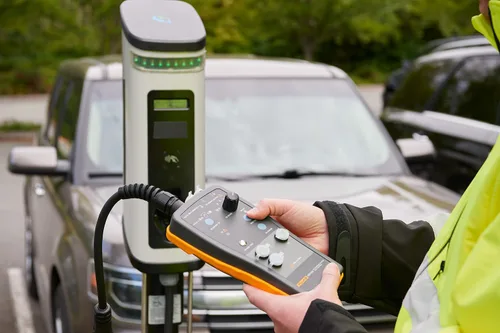 Vista 7 de Fluke Kit adaptador FEV100 para pruebas de estación de carga de vehículos eléctricos, prueba tipo 1, nivel 1 o nivel 2 CA para EVSE