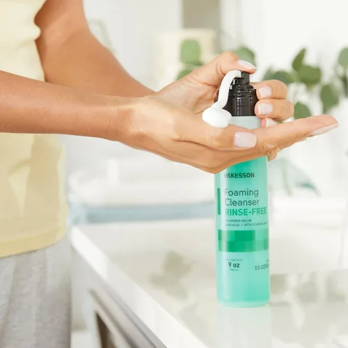 Vista 5 de McKesson Limpiador de espuma sin enjuague con aloe, 9 onzas [1 unidad] Vitamina A y E - Gel de baño y champú para ancianos, grado hospitalario
