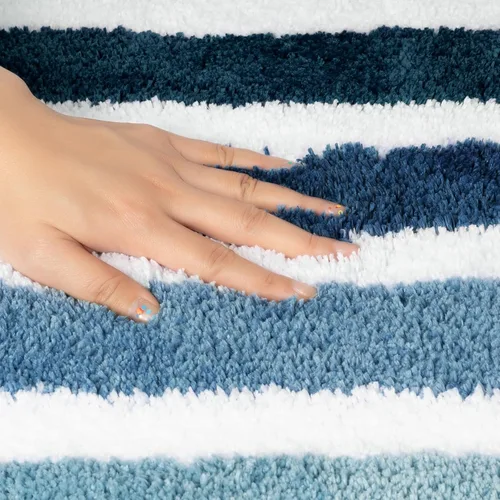 Vista 3 de Sunlit Alfombra de baño azul ombré, alfombra de baño náutica para baño, antideslizante, 24 x 17 pulgadas, azul y blanco