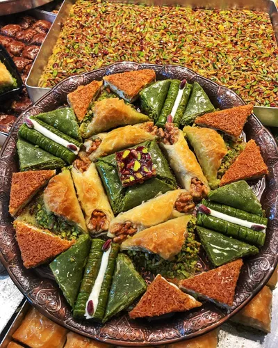 Vista 3 de Hafiz Mustafa 1864 Istanbul Baklava - Caja de pastelería - Bocadillos de postre de Baklava horneados hechos de hojas de masa filo fresca, pistacho