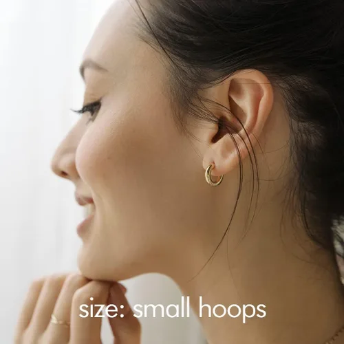 Vista 3 de HONEYCAT Aros Carolina pequeños, medianos y grandes y gruesos en oro, oro rosa o plata Joyería minimalista y delicada