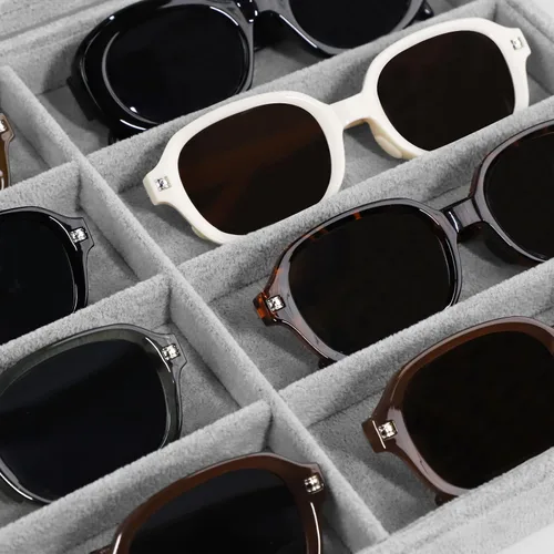Vista 3 de Wudygirl Organizador de joyas, organizador de lentes de sol, bandeja de terciopelo con 8 ranuras, estuche para lentes de sol con tapa, estuche