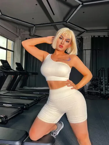 Vista 4 de OQQ Conjuntos de entrenamiento para mujer 2 piezas acanalados con un hombro cintura alta pantalones cortos con brasier deportivo conjunto