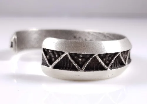 Vista 6 de Pulsera Navajo de plata de ley hecha a mano con diseño de Tufa Cast Stacker Firmado por Monty Claw
