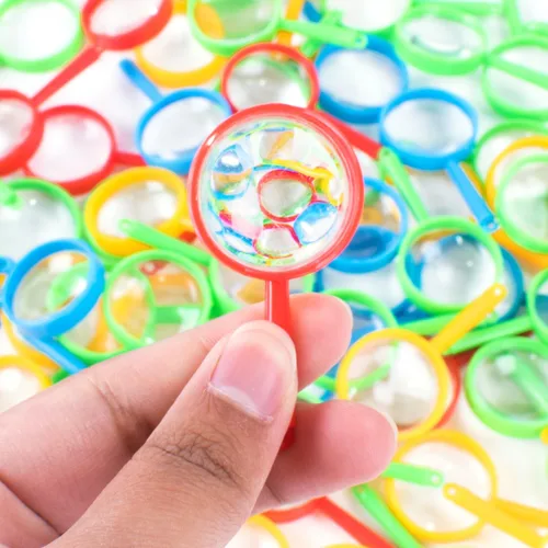 Vista 2 de Super Z Outlet Mini lupas de 2 pulgadas con bolsillo de plástico para niños, detective, explorador, manualidades, recuerdos coloridos para fiestas