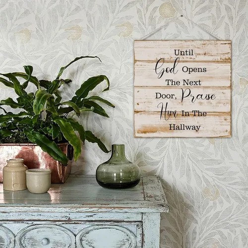 Vista 6 de Letrero de madera con texto en inglés «Until God Opens The Next Door Praise Him in The Hallway»