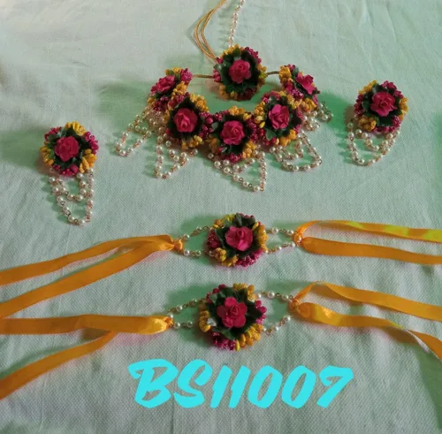Vista 3 de Rossecjewel - Juego de joyas de flores indias Gota Patti para Haldi Mehandi, baby shower, boda, mujeres y niñas, el mejor regalo para Año Nuevo