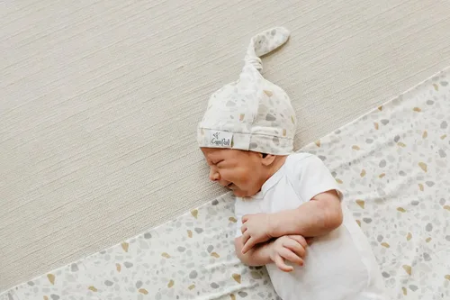 Vista 74 de Copper Pearl Gorro de bebé con nudo superior elástico suave Millie