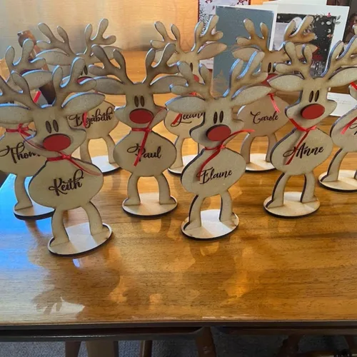 Vista 4 de Adornos de Navidad personalizados, adorno de mesa de madera de reno independiente, letrero de madera personalizado, nombre de miembro de la familia