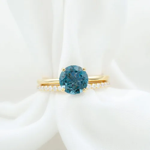Vista 6 de Juego de anillos de boda solitario de topacio azul Londres de 2 quilates con moissanita, topacio y moissanita, juego de anillos de novia de topacio