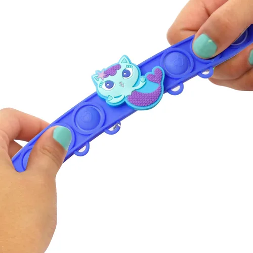 Vista 4 de Tara Toys Gabby's Dollhouse Pop-Eeze - Juego de actividades de pulsera con cuentas a presión para niños con dijes y estuche de transporte, regalo
