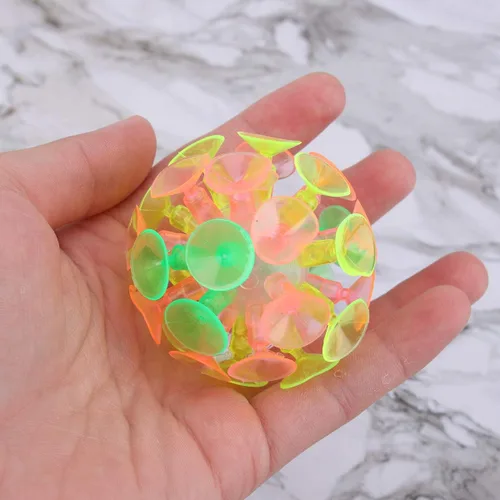 Vista 4 de STOBOK Divertida bola de ventosa: 4 bolas adhesivas de ventosa, juguetes coloridos juguetes novedosos para niños y niñas, recuerdos de fiesta
