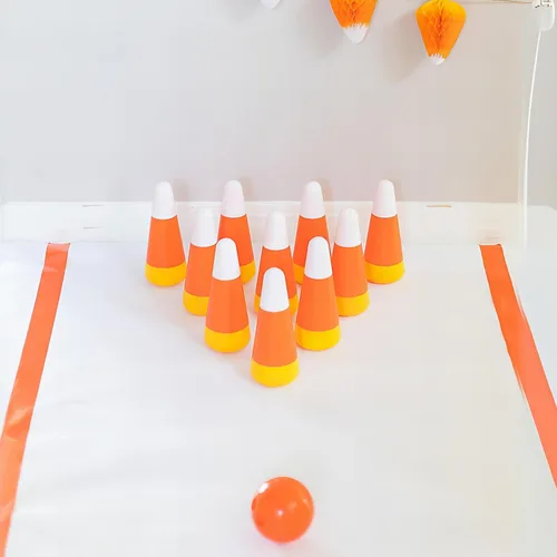 Vista 4 de Fun Express Juego de bolos de calabaza de maíz y caramelo de Halloween
