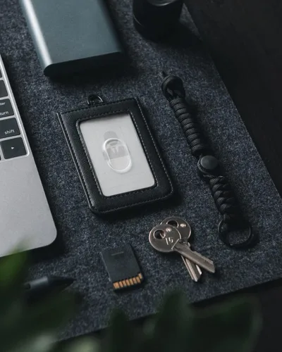 Vista 5 de VULKIT Soporte para tarjetas de identificación con cordón para mujeres y hombres, soporte vertical de cuero con ranura transparente para tarjetas