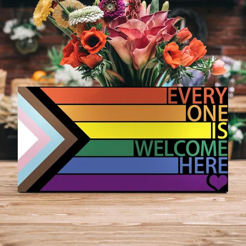 Vista 8 de Letrero LGBT de arco iris para puerta delantera, decoración de pared de madera con texto en inglés "Every One Is Welcome Here
