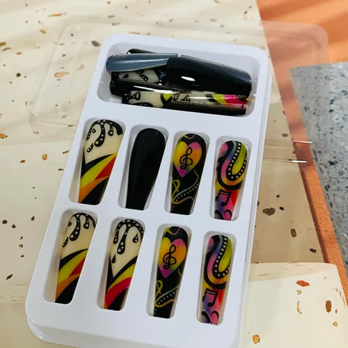 Vista 5 de 24 uñas postizas cuadradas de color negro brillante, de cobertura completa, con diseños de notas musicales, uñas postizas acrílicas con pegamento