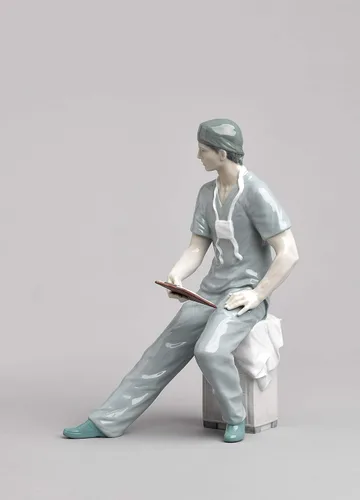 Vista 3 de LLADRÓ Figura de cirujano. Figura de médico de porcelana.