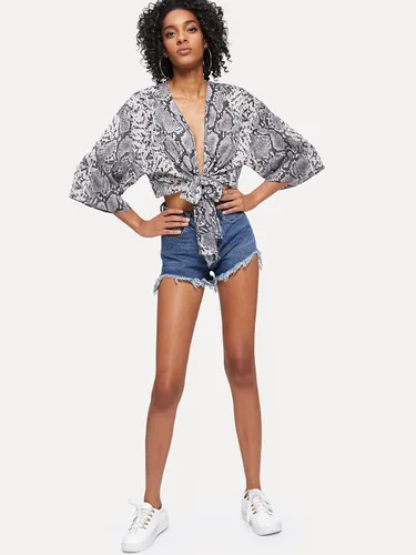 Vista 4 de Floerns - Blusa de verano, estampada, con cuello en V y moño, top corto, para mujer.