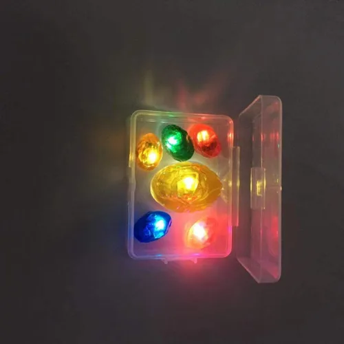 Vista 7 de Infinity War Thanos Infinity Guauntlet con piedras infinitas electrónicas desmontables y brillantes para cosplay Halloween accesorios de PVC