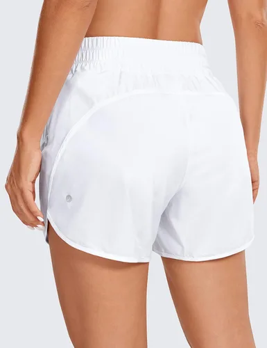 Vista 2 de CRZ YOGA Pantalones cortos elásticos de cintura media para mujer, forro de 5 pulgadas, de secado rápido, pantalones cortos de entrenamiento