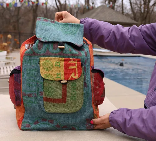 Vista 5 de DharmaObjects Lungta - Mochila reciclada de yute para arroz, hecha a mano, Nepal, multicolor