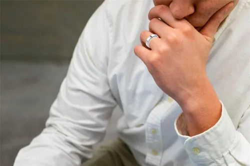 Vista 2 de Anillo giratorio de acero inoxidable para mujeres y hombres, anillos de banda para ansiedad, piedras de circonita cúbica, alivio del estrés, anillos