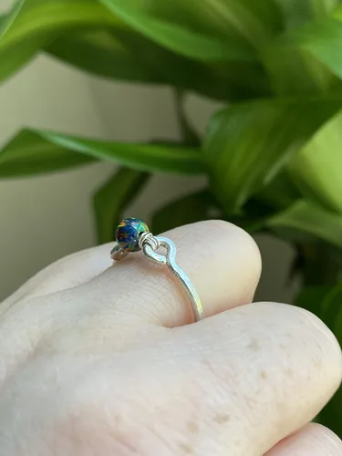 Vista 2 de Anillo de cuentas de ópalo de fuego negro de 0.236 in en acero inoxidable, plata, bronce, cobre, hierro negro, titanio, niobio, oro de 14 quilates