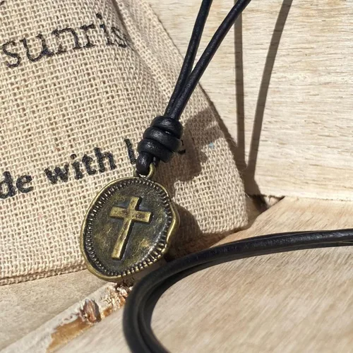 Vista 6 de Collar de Cruz de Cuero para Hombres - Moneda de Cruz para Hombre, Colgante Religioso, Collares de Medallón, Regalo de Navidad, Colgante Católico