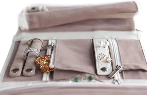 Vista 5 de Bolso de viaje Case Elegance para joyas de cuero vegano, organizador para joyas