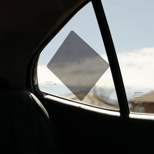 Vista 4 de Letrero adhesivo para bebé a bordo, esencial para automóviles, paquete de 2, 5.5 x 5.5 pulgadas, amarillo brillante y transparente en la ventana