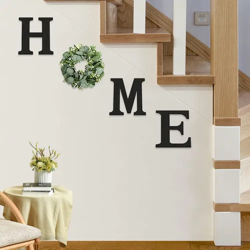 Vista 4 de Cartel colgante de madera con letras en inglés «HOME» (Hogar) con corona de eucalipto artificial para la letra «O», decoración de pared estilo Negro