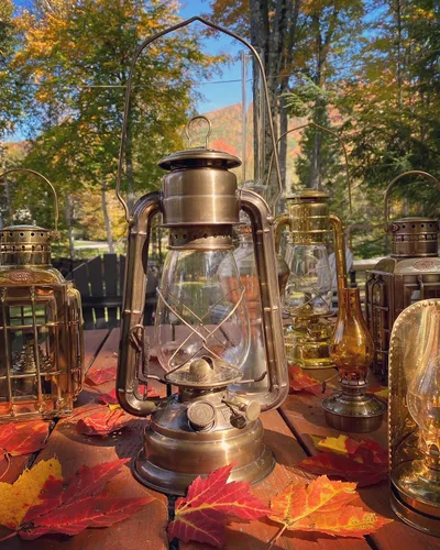 Vista 6 de Vermont Lanterns - Linterna de huracán de latón de 12.5" (latón antiguo)
