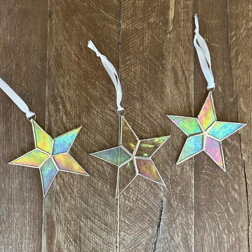 Vista 4 de Regalo de duelo por pérdida infantil para mamá - Estrella de vidrio emplomado iridiscente hecha a mano con sentimiento de estrella durmiente