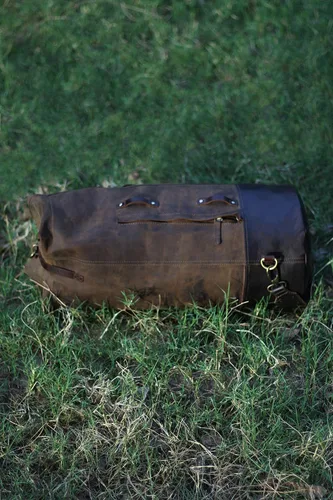 Vista 11 de Bolsa de lona para motocicleta de cuero genuino de grano completo resistente de inspiración militar Alforja Bolsa de fin de semana Con correas