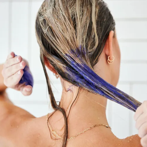 Vista 3 de UNITE Hair BLONDA Fix Purple Hair Tratamiento, 4 fl oz Tonifica, repara e ilumina el cabello rubio, gris y resaltado