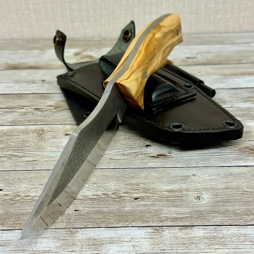 Vista 7 de CUCHILLO DE CAZA CON FUNDA, CUCHILLO DE CAZA CON MANGO DE OLIVA, CUCHILLA DE ACERO N690, FUNDA DE CUERO ORIGINAL Y VARILLA FERRO