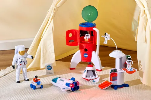 Vista 4 de Spaceship Rocket Toy Playset con 2 astronautas y vehículo Rover – Luces y sonido, asa de transporte para jugar y explorar el espacio – Serie Space