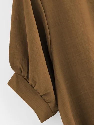 Vista 3 de Milumia Blusa de trabajo con cuello de farol de manga corta para mujer, dobladillo plisado con botones