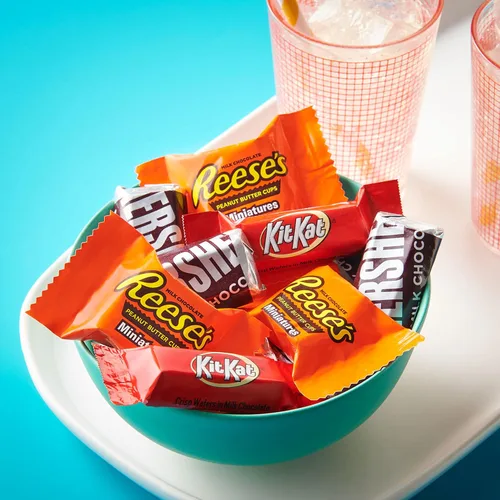 Vista 6 de Hershey's, Kit Kat, & Reese´s Paquete variado de chocolates a granel para el Día de San Valentín