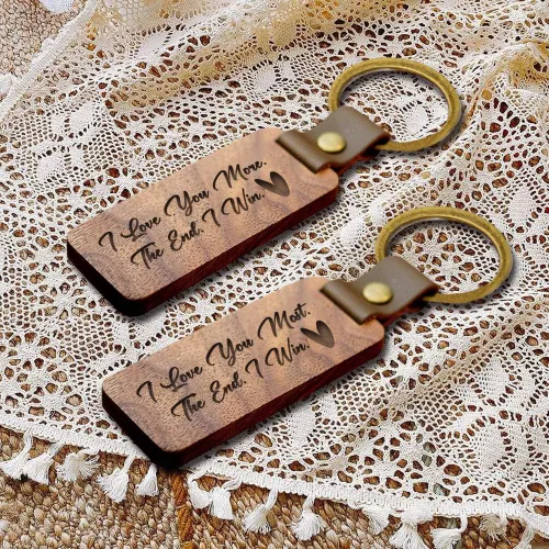 Vista 3 de Seaury Kareen 2 llaveros de madera grabados con texto en inglés "Love You Most Love", regalo de novio, regalo de cumpleaños, llavero para casa