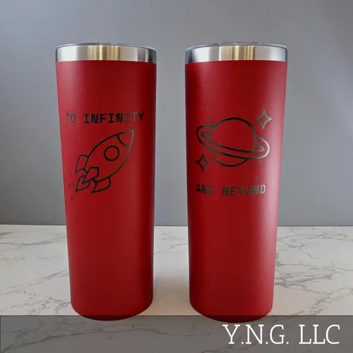 Vista 2 de YNGLLC TO INFINITY COHETE SHIP Y BEYOND SPACE TEMA CON CORAZONES JUEGO DE 2 VASOS ROJOS DE 20 OZ SKINNY LA6002